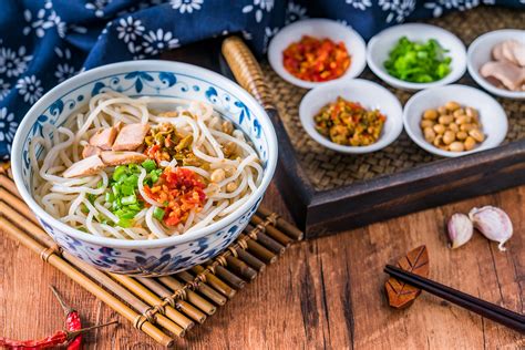  桂林米粉：スパイシーなスープとモチモチの食感が織りなす、至福の麺料理体験！